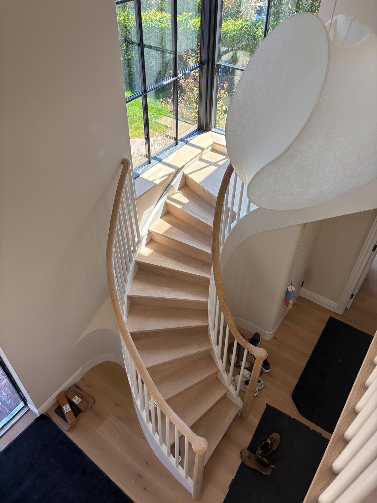 Cantilevered spiral staircase